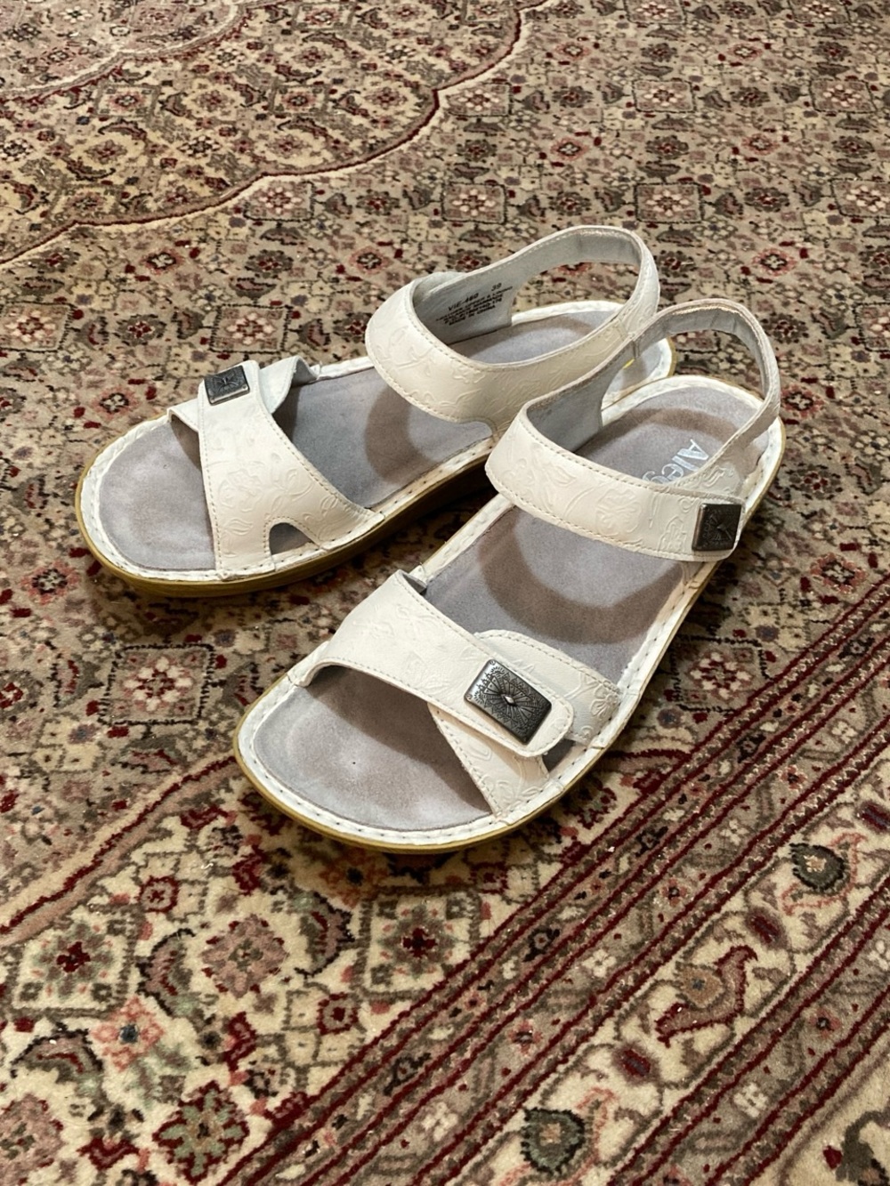Alegria White leather sandals with adjustable straps
Size 39 (8.5)